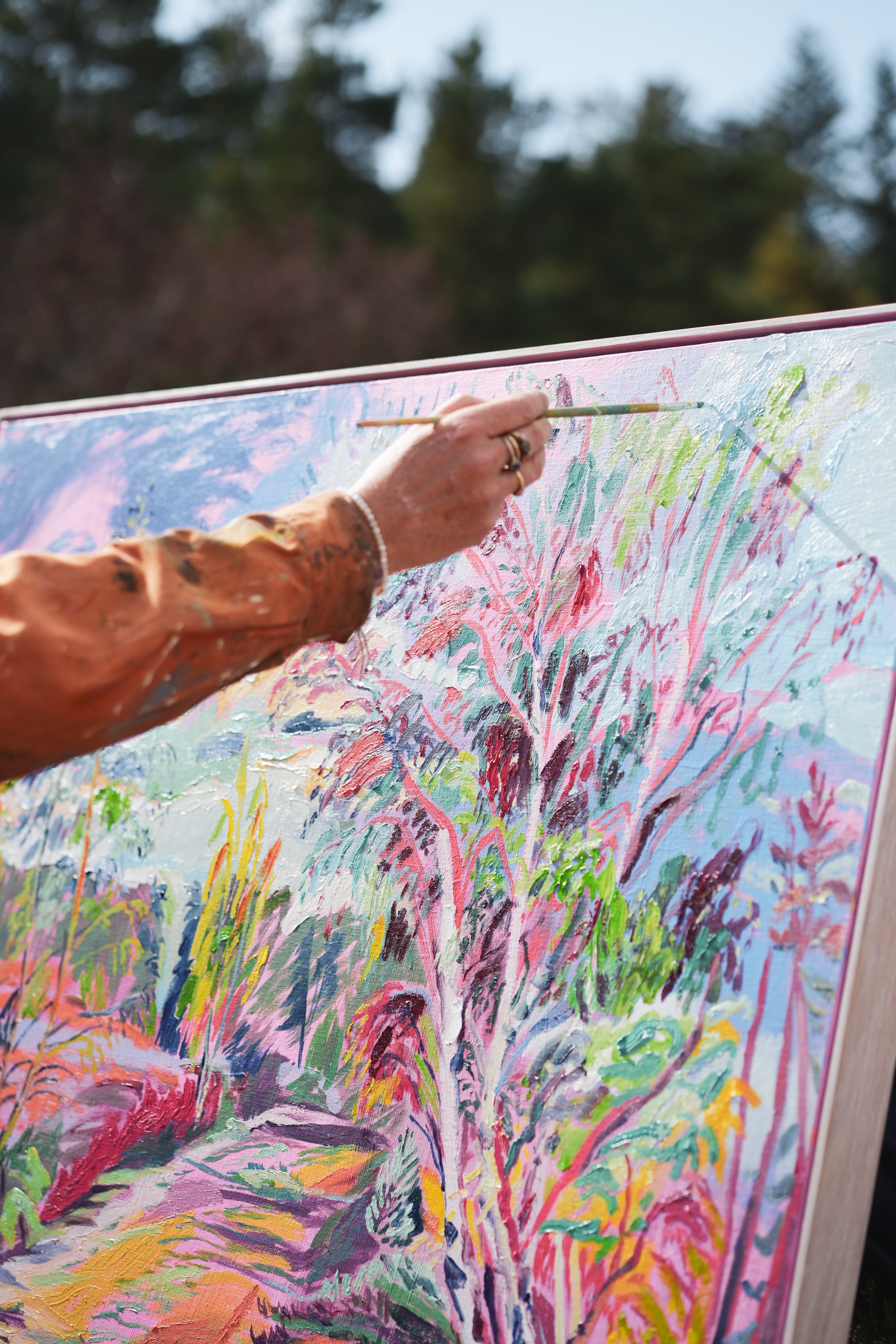 Hannah Rollings painting en plein air, representing the contemporary artists and landscape painters featured by Bella + Ollie Art.
